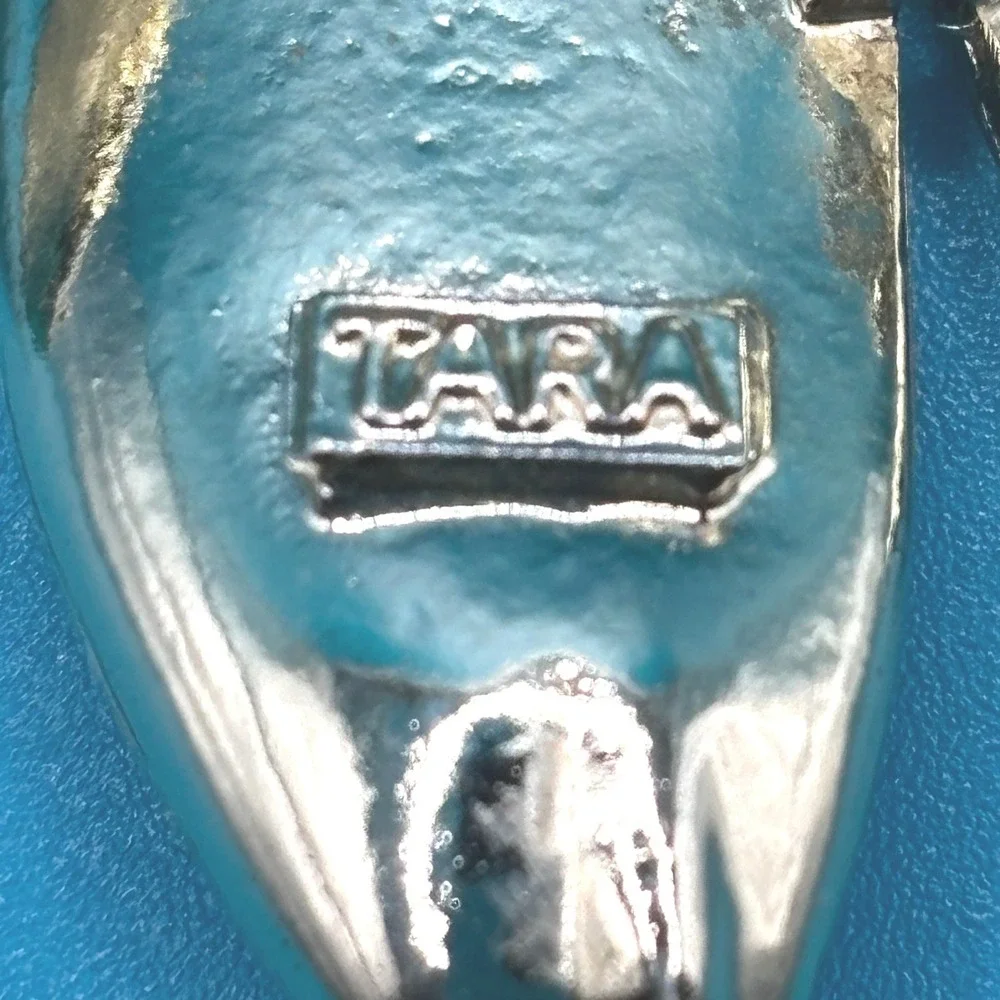 Tara Grinna adorn your